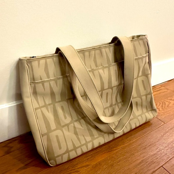 Used DKNY tote bags in monogram in good condition - Picture 2 of 6